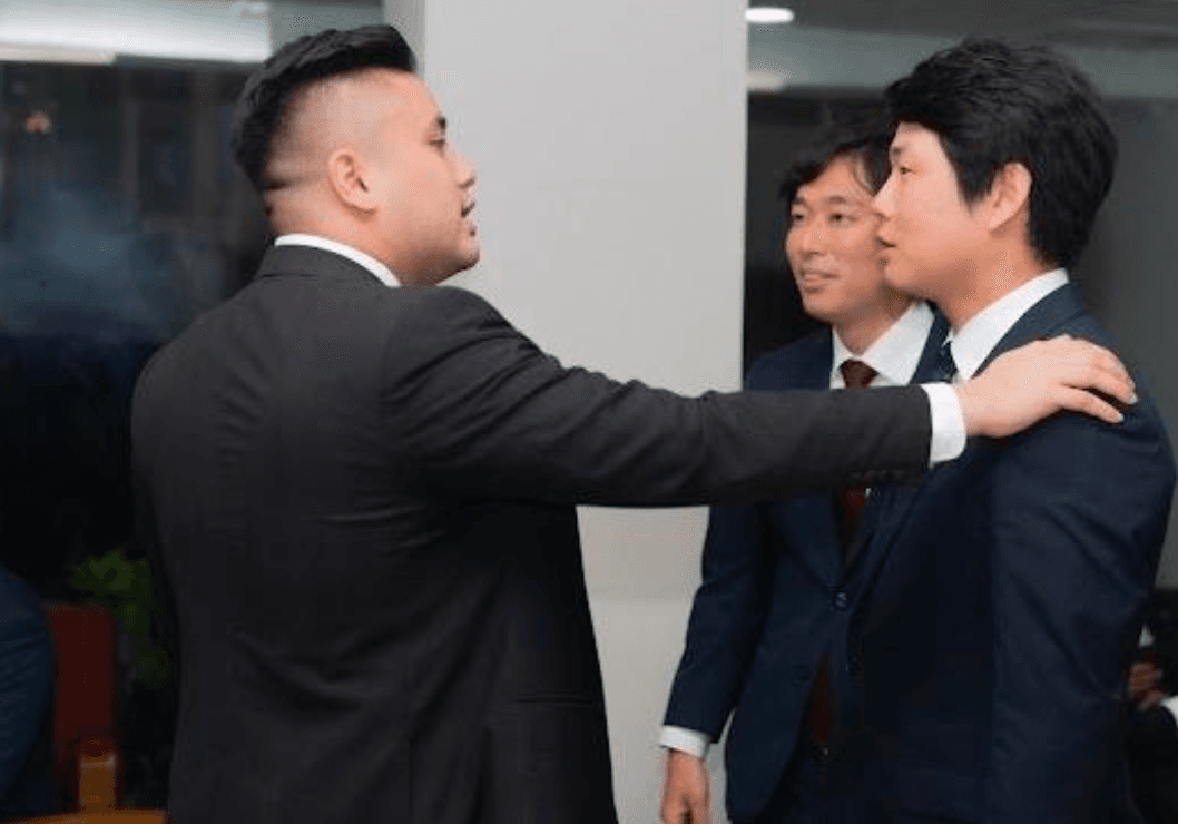 행사장에서 인사를 나누는 참석자들